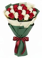 Букет Микс из красных и белых роз в Тынде