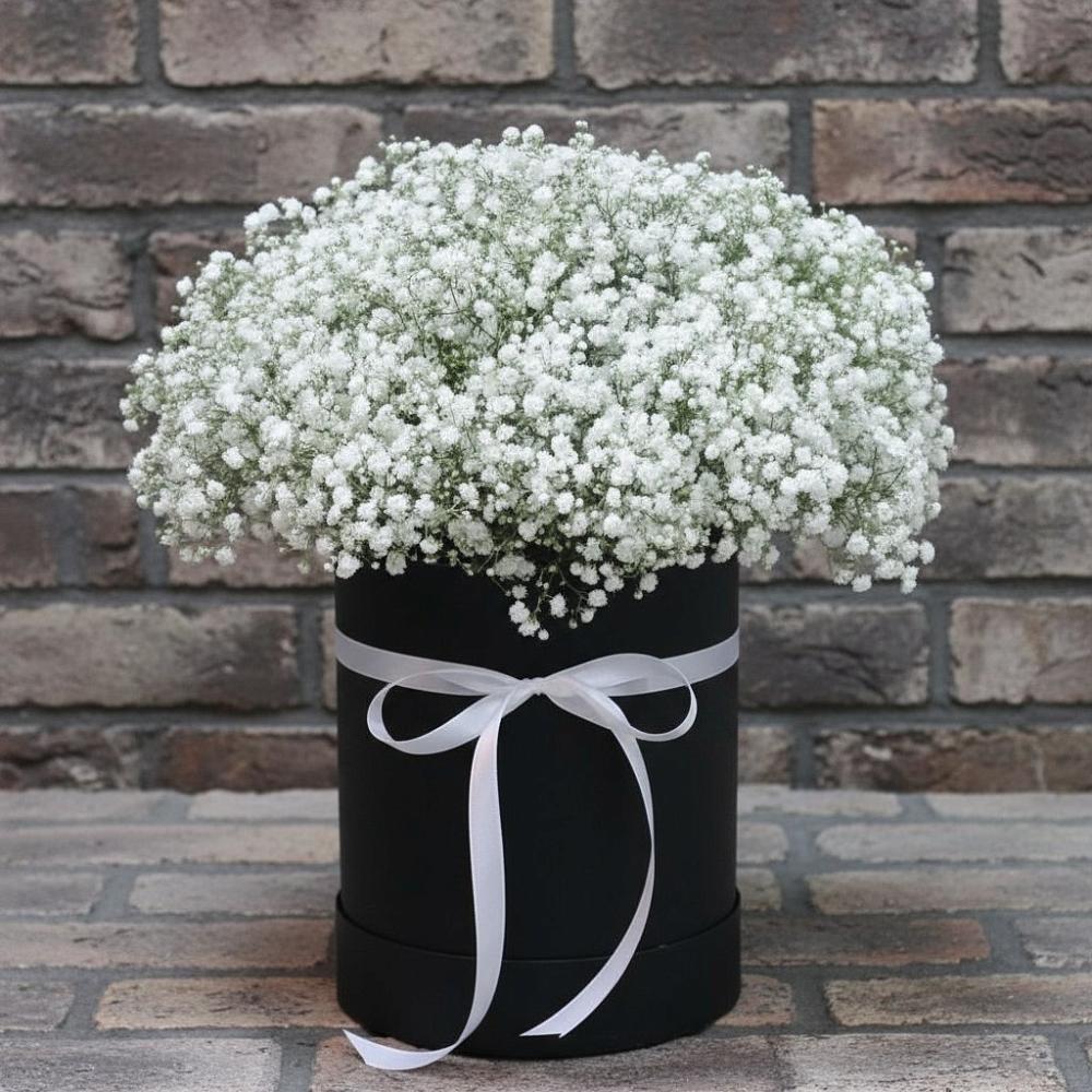 Цветочная композиция из Гипсофила в шляпной коробке в Тынде