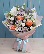 Букет цветов из:  Лизиантусы, Розы, Альстромерии и Гипсофила в Тынде