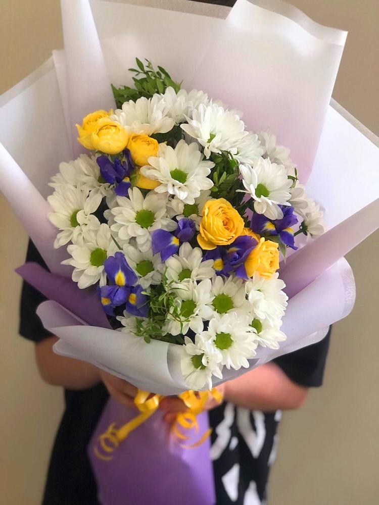 Букет цветов из: Ирисы, Хризантемы и Розы в Тынде