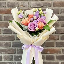 Букет цветов из:  Лизиантусы и Розы в Тынде