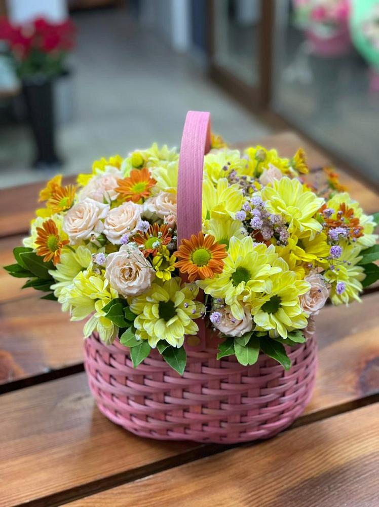 Цветочная композиция из Хризантемы и Розы в корзине в Тынде