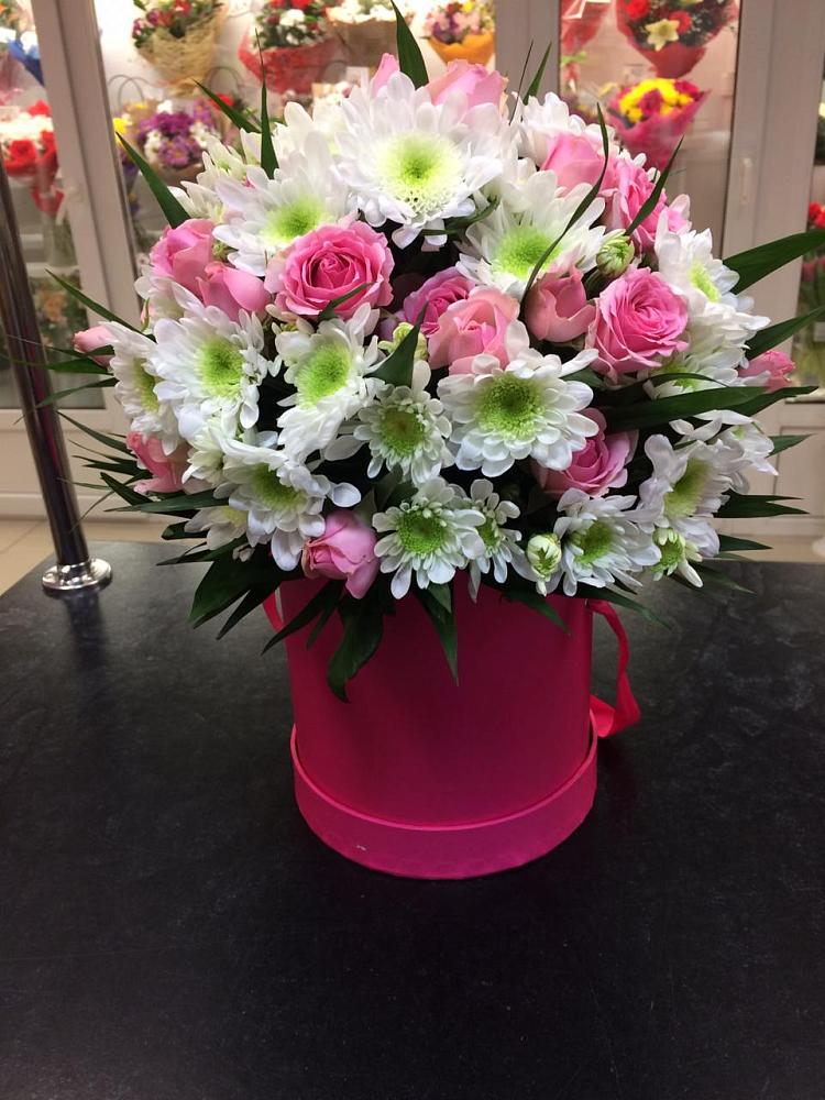 Цветочная композиция из Розы и Хризантемы в шляпной коробке в Тынде