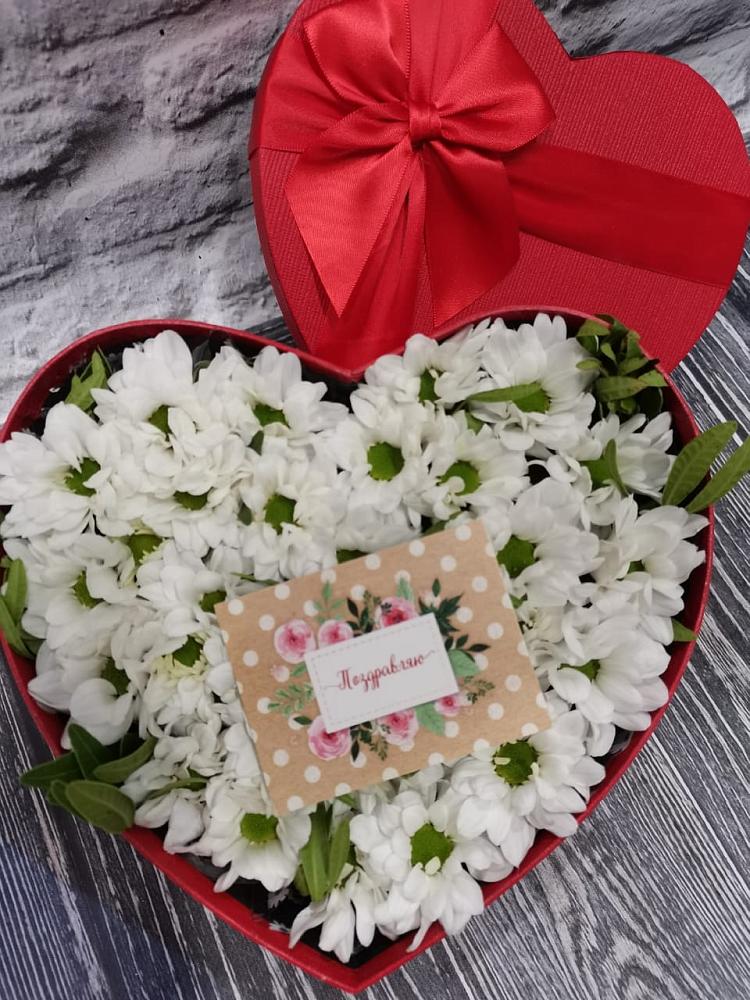 Цветочная композиция из Хризантемы в виде сердца в Тынде