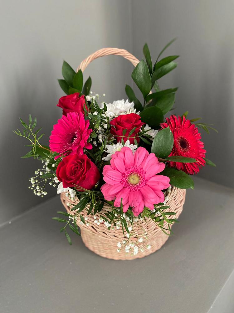 Цветочная композиция из Розы, Хризантемы и Герберы в корзине в Тынде