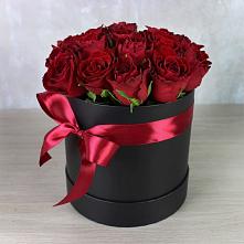 Цветочная композиция из Розы в шляпной коробке в Тынде