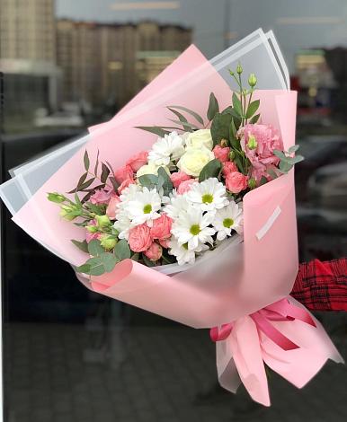 Букет цветов из: Розы, Лизиантусы и Хризантемы в Тынде